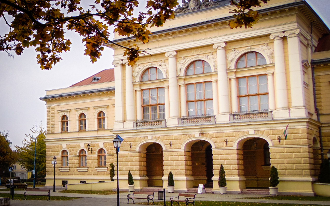 Koszta József Múzeum Megyeháza főbejárata